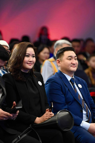 Чуулганы ирцээрээ сүүл мушгидаг С.Лүндэг гишүүн эхнэрээ залуу бүсгүйгээр сольжээ